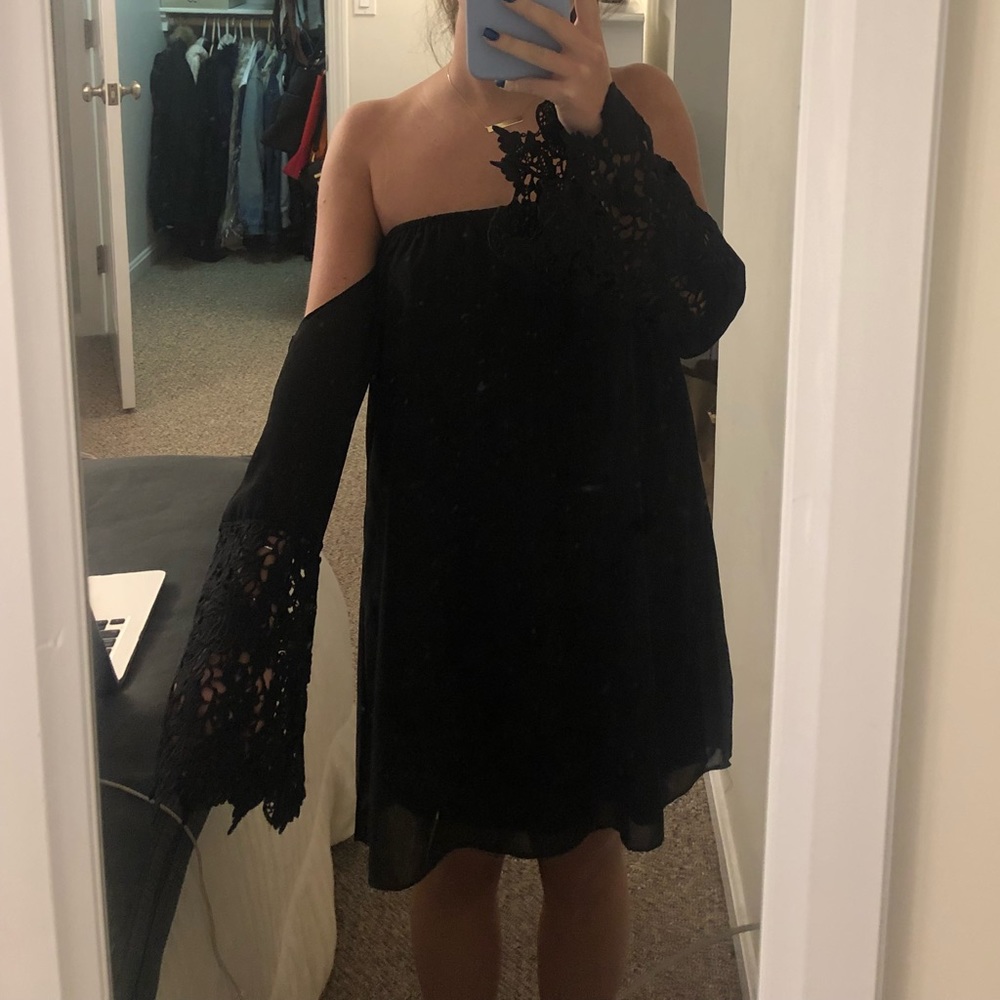 Strapless shift dress w/ off-shoulder lace sleeves